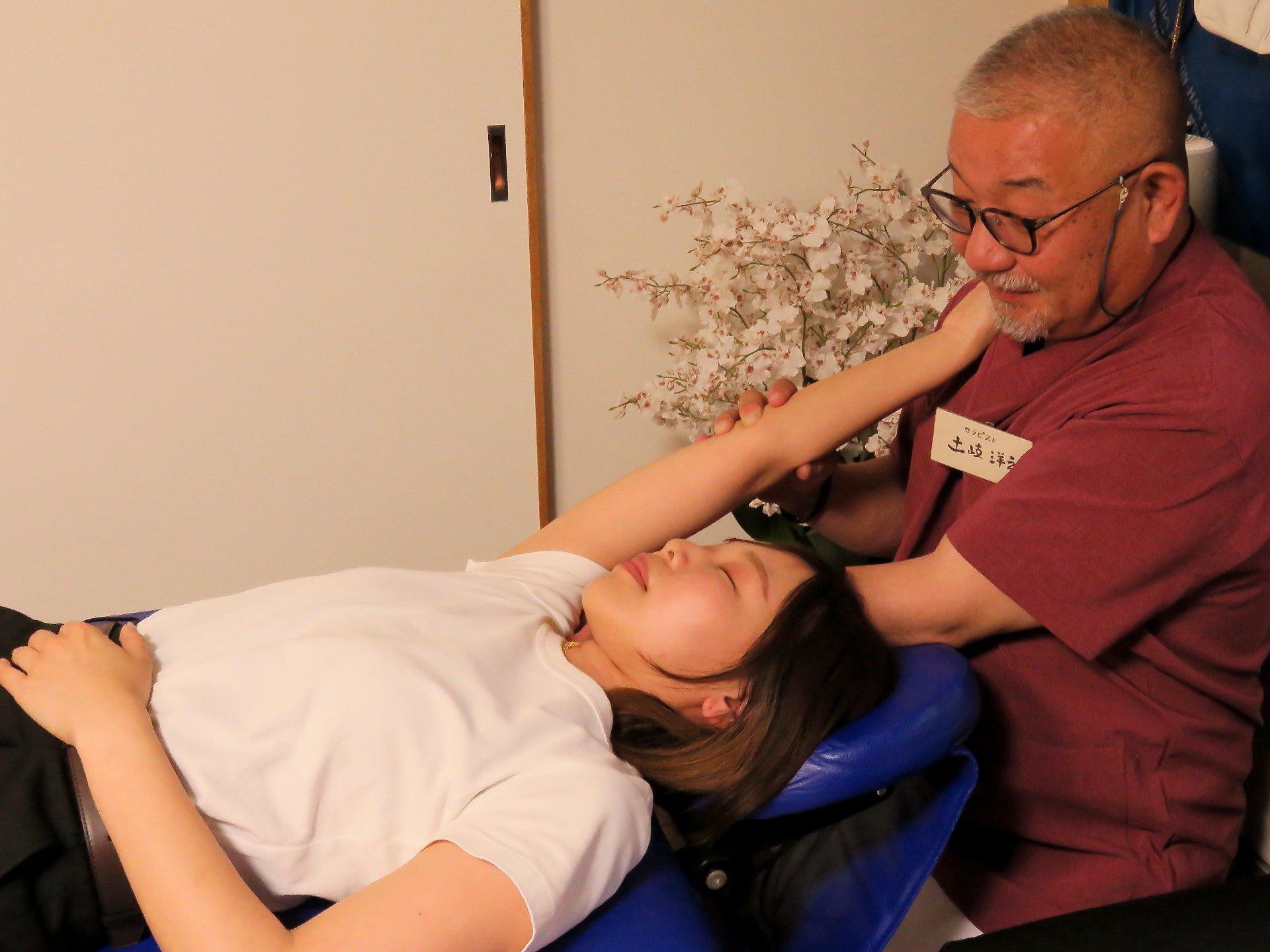 別角度から見た施術室のベッドとカーテンの様子